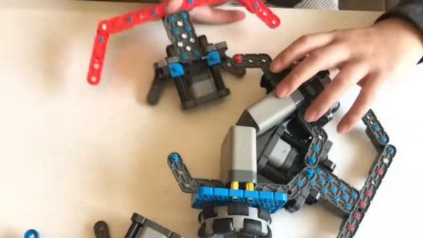 VEX IQ Kiwi Drive Bot | How to Build this Robot
