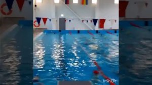 Разминка участников перед соревнованиями по плаванию. Бассейн г. Семикаракорск