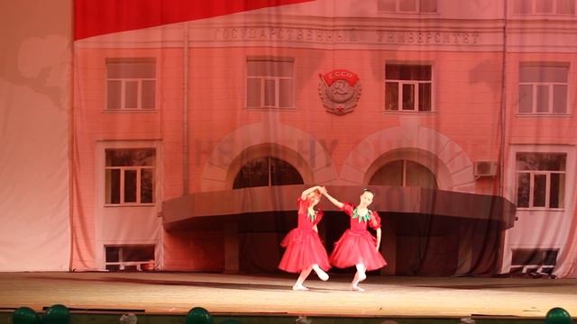 Анна Мартынова и Мария Лебедева исполняют танец графини Вишенки смотреть онлайн