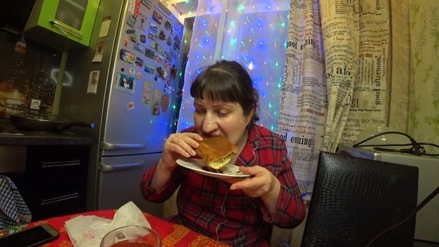 VLOG #мукбанг Вкусный пирог с мойвой ! Пофиг на диету! смотреть онлайн