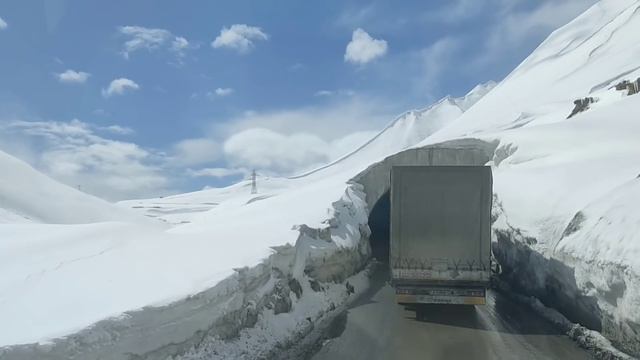 крестовый перевал,идём на подъем,военно Грузинская дорогая,Грузия,зима,горы,Кавказ,красота,дальнобо смотреть онлайн