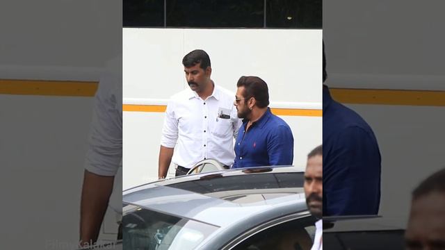 Salman Khan and Pooja Hegde in style at Kalina airport 🔥 смотреть онлайн