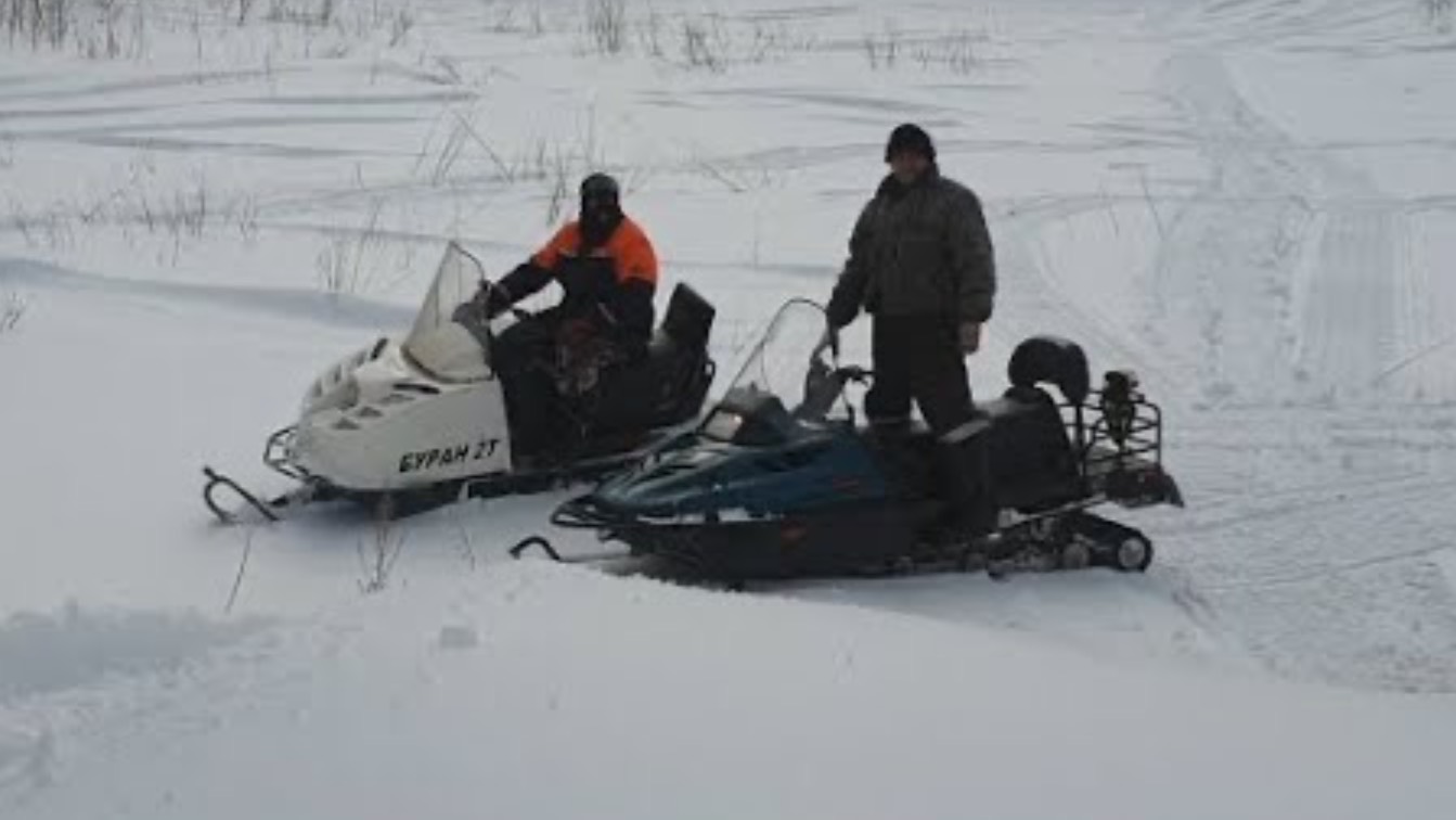 Езда на* Российских снегоходах* по мокрому снегу. смотреть онлайн