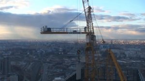 Так убирают кран с крыши небоскреба! Демонтаж башенного крана LIEBHERR с помощью Derrick 200