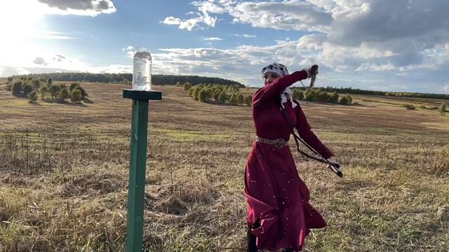 Руби, казачка! Фланкировка и рубка шашкой в исполнении Юлии Чередниченко смотреть онлайн