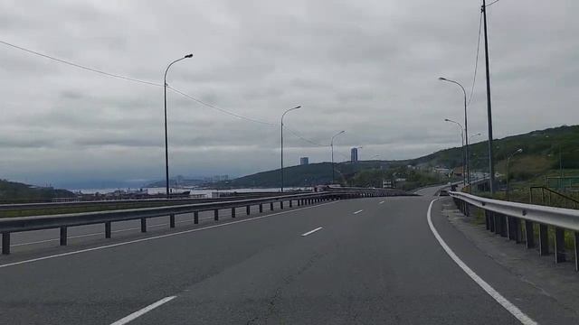 На машине от кампуса ДВФУ до центра Владивостока через мосты Русский и Золотой с рассказом обо всём смотреть онлайн