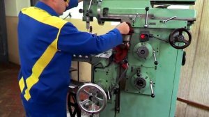 Работа фрезеровщика за фрезерным станком