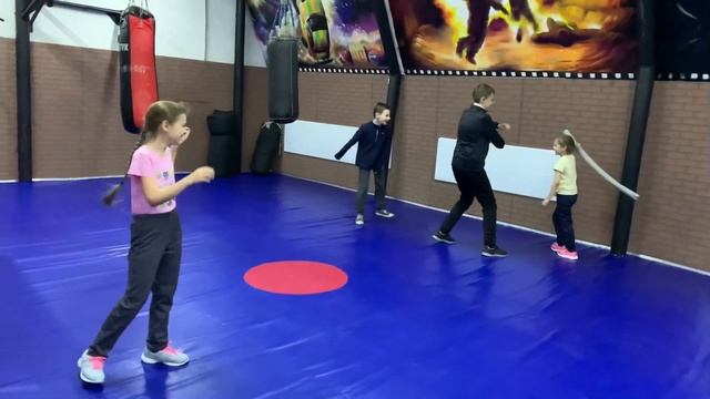 "Отбейся" - очень подвижная игра смотреть онлайн