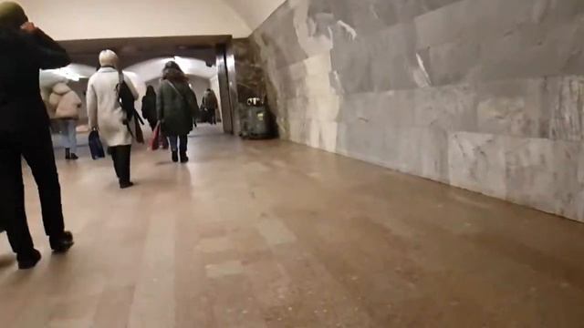 Люди в Метро Москвы, таганская смотреть онлайн
