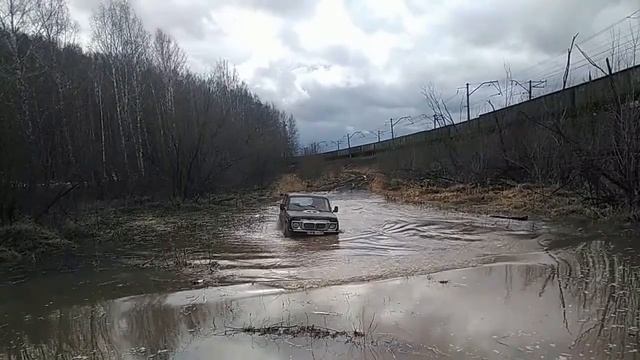 ЛУАЗ и НИВА форсируют водную преграду! смотреть онлайн