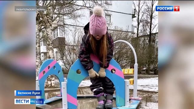 Лужи, лёд и мусор. Псковичи рассказали, как ежедневно ходят по грязи смотреть онлайн