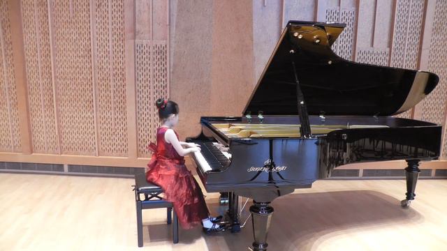 Charlotte Giraudeau (9 years old). - C. Debussy Jimbo's Lullaby смотреть онлайн
