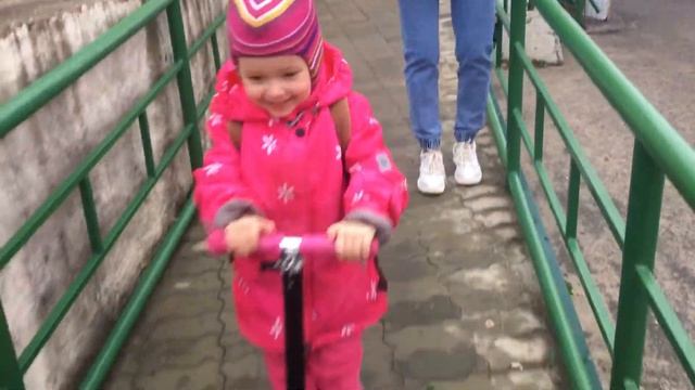 Как съехать с горки на детском самокатеЭкстрим на самокате смотреть онлайн