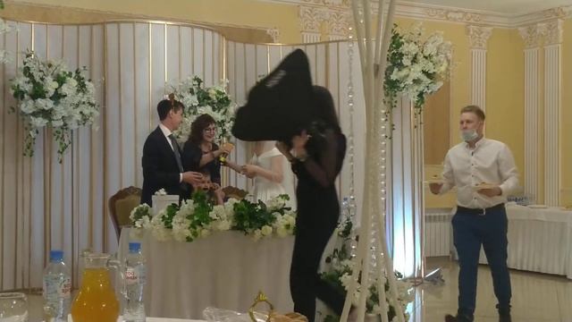 Молодожены вешают друг другу лапшу на уши. Это забавно. смотреть онлайн