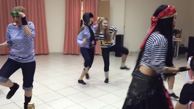 Шуточный танец разбойников смотреть онлайн