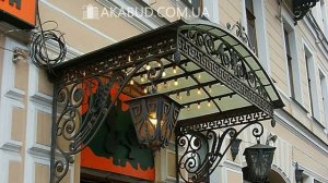 Топ козырьков 2021. Козырек из поликарбоната. Кованые козырьки над входом и крыльцом