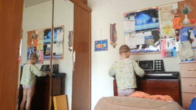 Оля играет на пианино смотреть онлайн
