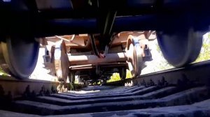 Стук колес на стыке рельс. Камера под грузовым поездом. Тепловоз TE33AC-3009 Бессарабка CFM