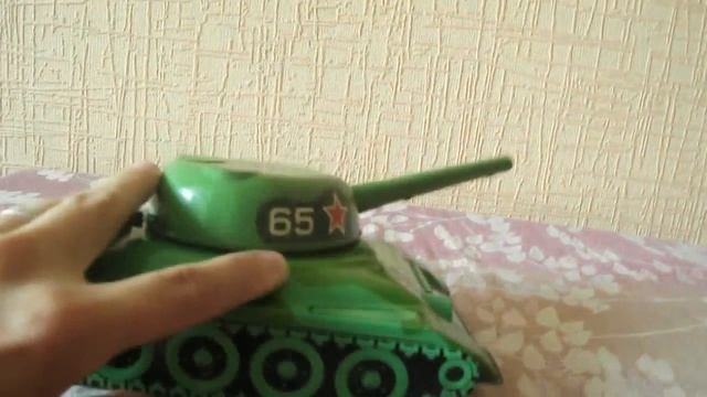 Советский игрушечный железный танк! смотреть онлайн