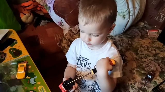 Вешаем телевизор samsung т5300 class 43 на стену с помощью кронштейна Rexant 26-55 смотреть онлайн