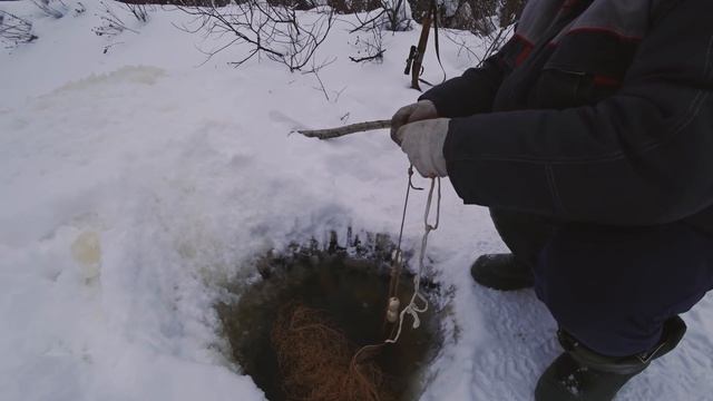 Ставим сеть под лед на 5 минут гора плотвы смотреть онлайн