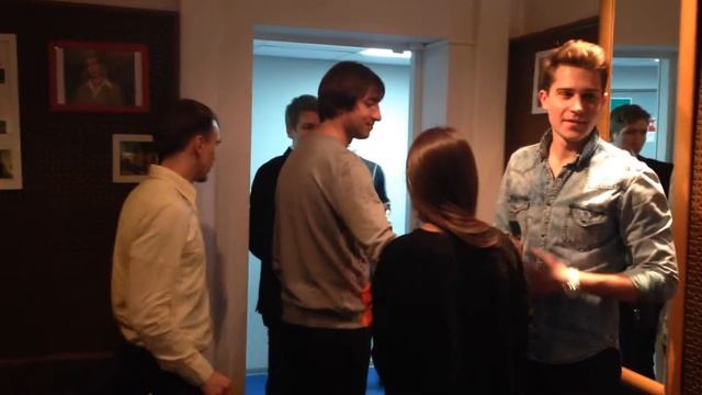 Мужчины из 16-й группы истинные джентльмены. Поздравляют нас с 8 марта! смотреть онлайн