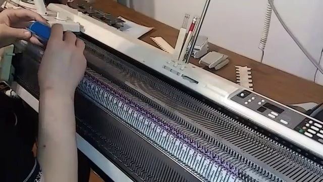 Берет на вязальной машинке смотреть онлайн