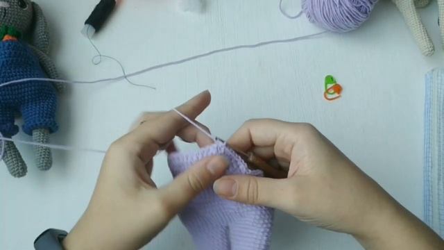 мастер класс - вяжем зайца крючком. Амигуруми. Часть 3 - комбинезон и морковка смотреть онлайн