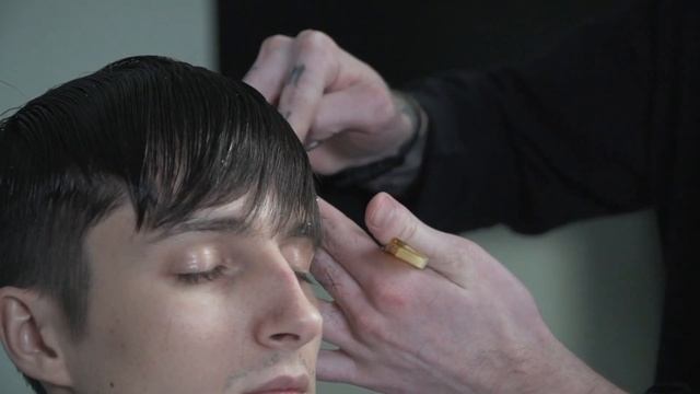 Модная мужская стрижка 2020/ Современный стиль/ Мастер класс для парикмахеров смотреть онлайн