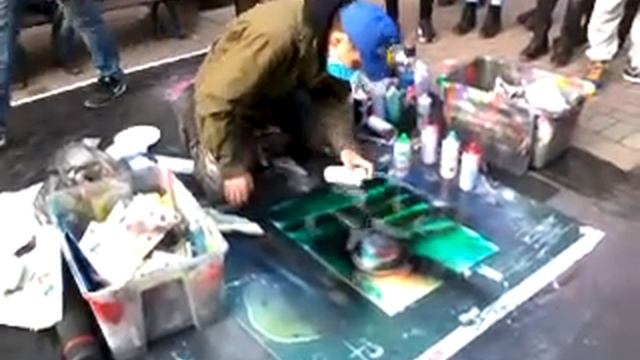 Мужчина рисует картины баллончиком. смотреть онлайн