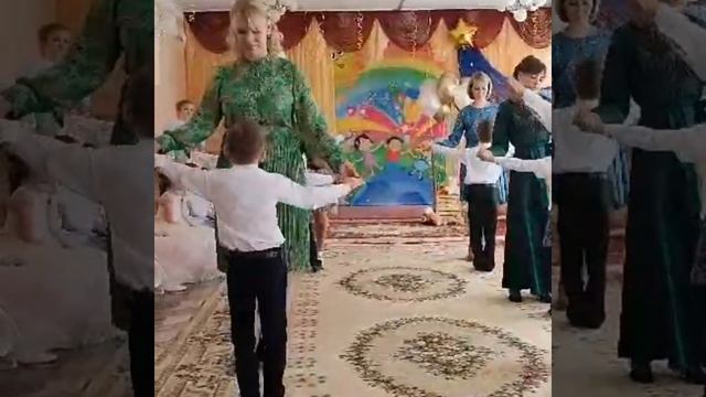 Танец мам и сыновей на выпускном вечере смотреть онлайн