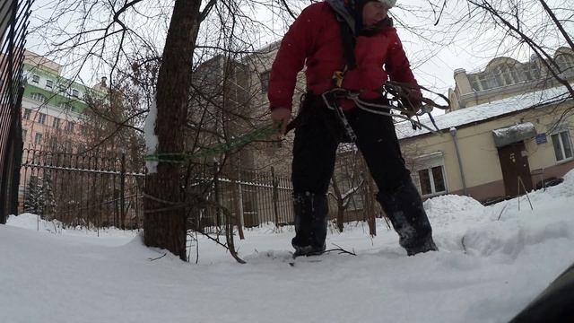 Чистка скатной кровли без ограждения от снега методом промальпа / выпуск №2 смотреть онлайн
