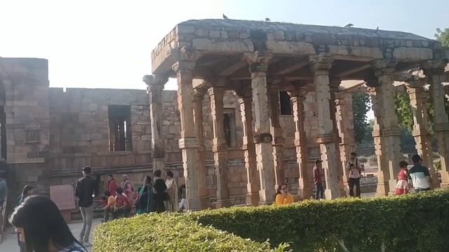 #Delhi Qutub Minar stands tall after centuries of existence II With foreign lady traveller# смотреть онлайн