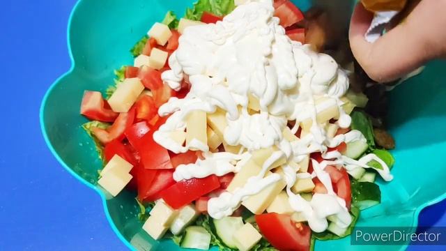 САЛАТ СВЕЖИЙ С СЫРОМ И СУХАРЯМИ смотреть онлайн