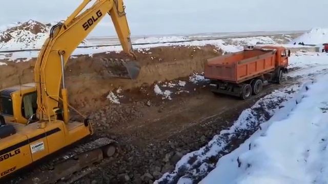 Разработка котлована под опору №2 путепровод ПК420+42,82 25-12-19 at 11-27-08 смотреть онлайн