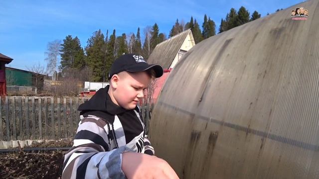 VLOG! Все при делах?//Снимаем старый поликарбонат с теплицы//Весенние работы на даче//Простая жизнь смотреть онлайн