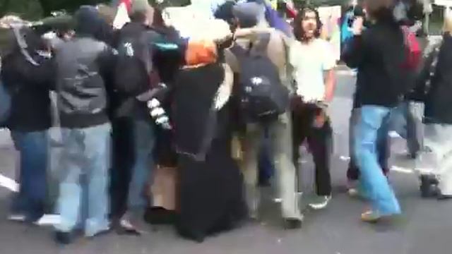 Pro-Israeli protestors encounter huge rally in support of f смотреть онлайн