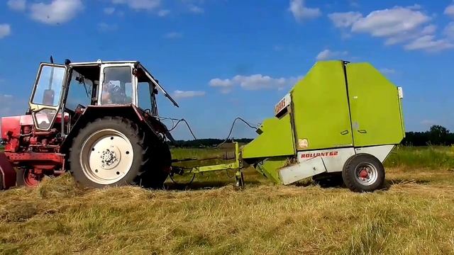 Женщина заводит трактор с буксира. сенокос 2019 смотреть онлайн