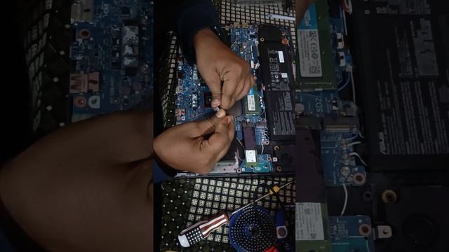 ASUS ROG LIQUID METAL THERMAL PASTE REPASTING BY ASUS SERVICE CENTER TECHNICIAN смотреть онлайн