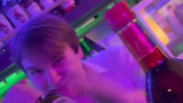 интересный караоке бар с весёлым барменом Данилой смотреть онлайн