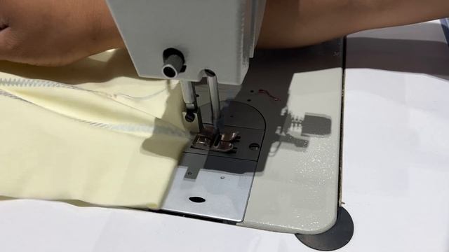 Как работает промышленная одноигольная машинам строчки зигзаг SHUNFA SF20U53D смотреть онлайн