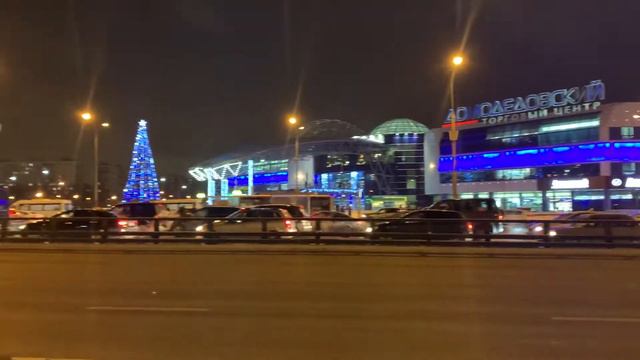 Остановка Метро Домодедовская. Вид на Каширское шоссе и ТЦ Домодедовский, 22.12.2021 смотреть онлайн