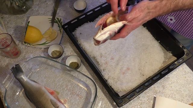 Рыба сибас, запеченная в соли. смотреть онлайн