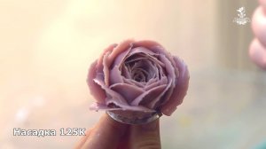 Кремовая роза с глубокой серединкой.