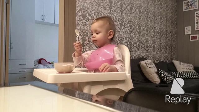 Урааа Василиса наконец-то кушает сама))) смотреть онлайн