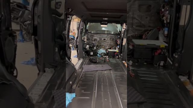 шумоизоляция, которая реально работает: тотальная и бескомпромиссная, до металла, со снятием торпед смотреть онлайн