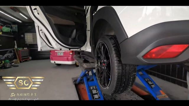 TOYOTA YARIS Crossover  黑邊飾條卡夢包膜