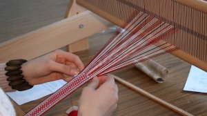 Ткачество пояса на настольном ткацком станке. Ученица студии "Посиделки" Диана Новикова.