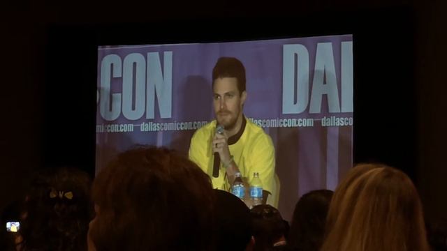 SA on working w/ Colin Donnell & Manu Bennett ! смотреть онлайн
