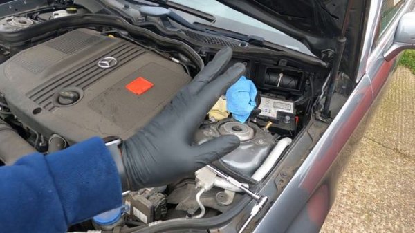 HOW TO CHANGE A BATTERY ON A MERCEDES CLS W218